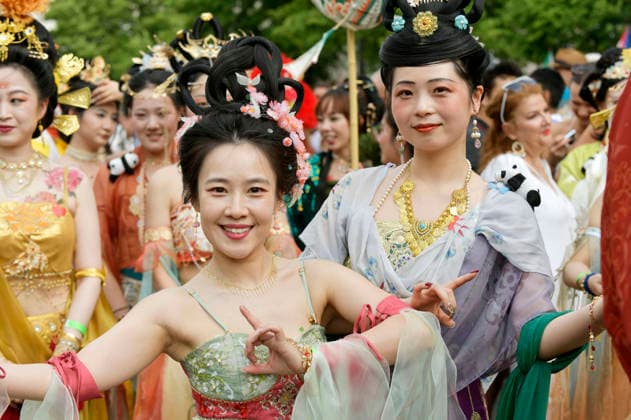 The parade for the 30th Carnival of Cultures passes through Berlin Friedrichshain Around 4,000 participants in around 67 different groups and floats take part in the parade Berlin, 24 05 2026 Foto:xM.xBehrensx xFuturexImagex karneval_6536