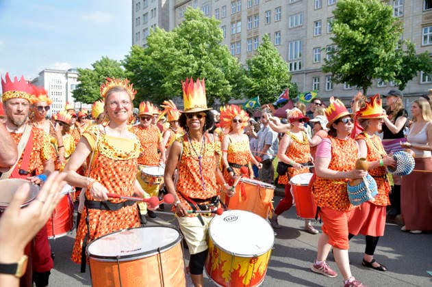 The parade for the 30th Carnival of Cultures passes through Berlin Friedrichshain Around 4,000 participants in around 67 different groups and floats take part in the parade Berlin, 24 05 2026 Foto:xM.xBehrensx xFuturexImagex karneval_6541