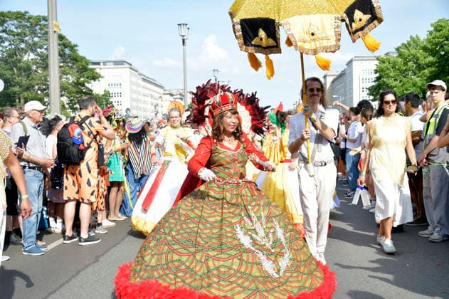 The parade for the 30th Carnival of Cultures passes through Berlin Friedrichshain Around 4,000 participants in around 67 different groups and floats take part in the parade Berlin, 24 05 2026 Foto:xM.xBehrensx xFuturexImagex karneval_6545
