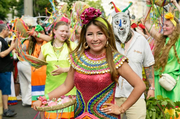 The parade for the 30th Carnival of Cultures passes through Berlin Friedrichshain Around 4,000 participants in around 67 different groups and floats take part in the parade Berlin, 24 05 2026 Foto:xM.xBehrensx xFuturexImagex karneval_6548