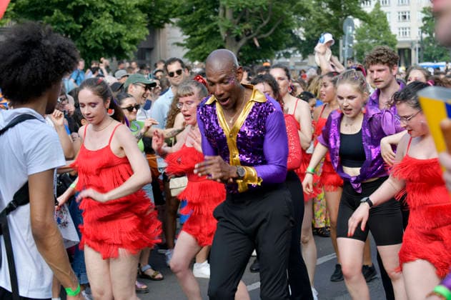 The parade for the 30th Carnival of Cultures passes through Berlin Friedrichshain Around 4,000 participants in around 67 different groups and floats take part in the parade Berlin, 24 05 2026 Foto:xM.xBehrensx xFuturexImagex karneval_6549