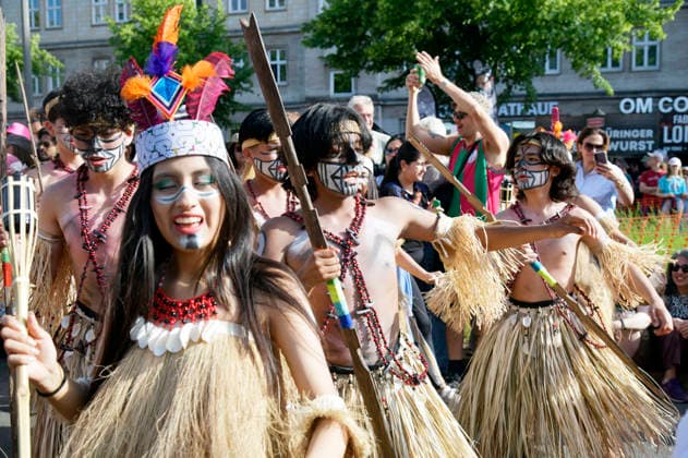 The parade for the 30th Carnival of Cultures passes through Berlin Friedrichshain Around 4,000 participants in around 67 different groups and floats take part in the parade Berlin, 24 05 2026 Foto:xM.xBehrensx xFuturexImagex karneval_6554