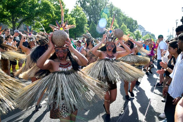 The parade for the 30th Carnival of Cultures passes through Berlin Friedrichshain Around 4,000 participants in around 67 different groups and floats take part in the parade Berlin, 24 05 2026 Foto:xM.xBehrensx xFuturexImagex karneval_6555