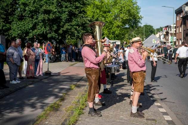 Schützenfest with parade in Großenbaum 24 05 2026 in Duisburg FOR EDITORIAL PURPOSES ONLY EDITORIAL USE ONLY p Schützenfest with parade in Großenbaum 24 05 2026 in Duisburg Germany NRW Duisburg Copyright DanielxAttia Copyright: DanielxAttia doc85zvv2p5pevzu054m1b ,EDITORIAL USE ONLY Copyright: DanielxAttia