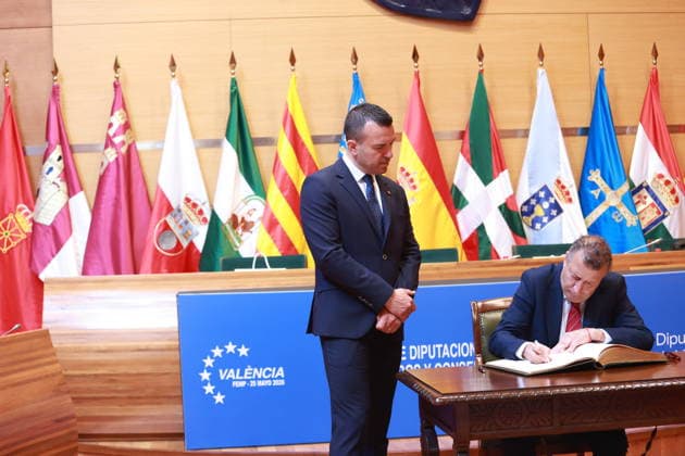 Valencia hosts the meeting of the Commission of Provincial Councils, Cabildos and Island Councils The President of the Provincial Council of Seville, Javier Fernandez, signs in the book of honor before participating in the meeting of the Commission of Provincial Councils, Cabildos and Island Councils, held in Valencia On May 25, 2026 in Valencia Spain The President of the Provincial Council of Seville, Javier Fernandez, has participated this Monday, May 25, in the Commission of Provincial Councils, Councils and Island Councils of the FEMP, held in Valencia and where the presidents of provincial and island governments across the country have addressed key issues related to funding, autonomy and updating procedures in these local administrat Copyright: xRocioxRuzx 7548265