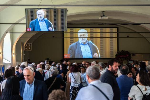May 24, 2026, Pollenzo, Cn, Italy: Funeral ceremony for Carlo Petrini, founder of Slow Food, the Terra Madre food fair, and the University of Pollenzo. Pictured, in particular, is the chapel of rest set up inside the University of Gastronomic Sciences, which he founded. Pollenzo, May 24, 2026 Pollenzo Italy - ZUMAa289 20260524_zia_a289_029 Copyright: xSelenexDanielex xAgfx