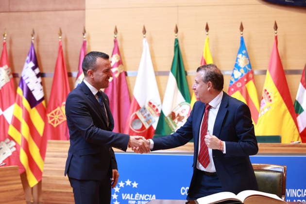 Valencia hosts the meeting of the Commission of Provincial Councils, Councils and Island Councils The president of the Provincial Council of Seville, Javier Fernandez d , greets his Valencian counterpart, Vicente José Mompó i , after signing in the book of honor of the meeting of the Commission of Provincial Councils, Councils and Island Councils, held in Valencia A May 25, 2026 in Valencia Spain The president of the Provincial Council of Seville, Javier Fernandez, participated this Monday, May 25, in the FEMPs Commission of Provincial Councils, Cabildos and Island Councils, held in Valencia, where the presidents of provincial and island governments from all over the country addressed key issues related to financing, autonomy and the updat Copyright: xRocioxRuzx 7548357