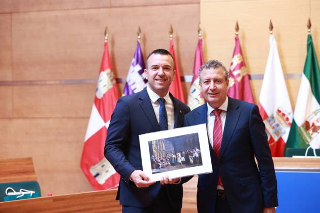 Valencia hosts the meeting of the Commission of Provincial Councils, Cabildos and Island Councils The president of the Provincial Council of Seville, Javier Fernandez d , with his Valencian counterpart, Vicente José Mompó i , after signing in the book of honor of the meeting of the Commission of Provincial Councils, Cabildos and Island Councils, held in Valencia A 25 May 2026 in Valencia Spain The president of the Provincial Council of Seville, Javier Fernandez, participated this Monday, May 25, in the FEMPs Commission of Provincial Councils, Cabildos and Island Councils, held in Valencia, where the presidents of provincial and island governments from all over the country addressed key issues related to financing, autonomy and the updating Copyright: xRocioxRuzx 7548361