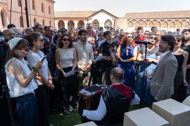 May 24, 2026, Pollenzo, Cn, Italy: The choir at the funeral ceremony for Carlo Petrini, founder of Slow Food, the Terra Madre food fair, and the University of Pollenzo. Pollenzo, May 24, 2026 Pollenzo Italy  - ZUMAa289 20260524_zia_a289_053 Copyright: xSelenexDanielex xAgfx