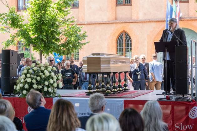 May 24, 2026, Pollenzo, Cn, Italy: Moni Ovadia at the funeral ceremony for Carlo Petrini, founder of Slow Food, the Terra Madre food fair, and the University of Pollenzo. Pollenzo, May 24, 2026 Pollenzo Italy  - ZUMAa289 20260524_zia_a289_071 Copyright: xSelenexDanielex xAgfx