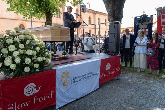 May 24, 2026, Pollenzo, Cn, Italy: Nicola Perllo, dean of the Faculty of Gastronomic Sciences at Pollenzo, speaks at the funeral ceremony for Carlo Petrini, founder of Slow Food, the Terra Madre food fair, and the University of Pollenzo. Pollenzo, May 24, 2026 Pollenzo Italy - ZUMAa289 20260524_zia_a289_089 Copyright: xSelenexDanielex xAgfx