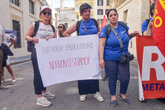 May 25, 2026, Rome, Rome, Italy: Workers hold a banner during the protest in front of the Ministry of Enterprises and Made in Italy in Rome on May 26 2026 .The protest is held to demand the withdrawal of the Electrolux industrial plan, which includes 1,700 redundancies across Italian sites, and to safeguard employment and industrial continuity. Rome Italy - ZUMAn299 20260525_zip_n299_007 Copyright: xVincenzoxNuzzolesex