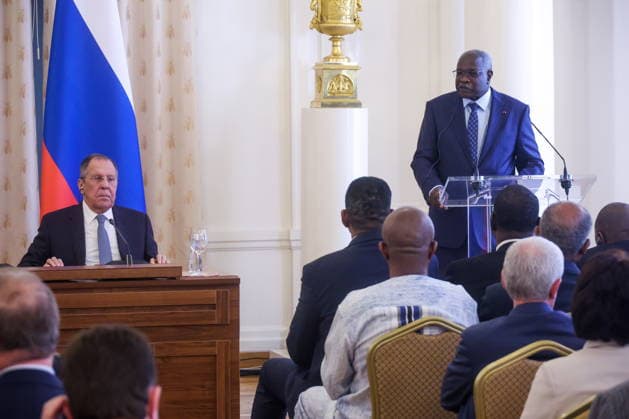 RUSSIA, MOSCOW - MAY 25, 2026: Russia s Minister of Foreign Affairs Sergei Lavrov (L back) and Cameroon s Ambassador to Russia Mahamat Paba Sale (R back) during a reception for the heads of missions at the Reception House of Russia™s Ministry of Foreign Affairs on Africa Day Moscow Russia  - ZUMAt113 20260525_zaa_t113_153 Copyright: xSergeixFadeichevx