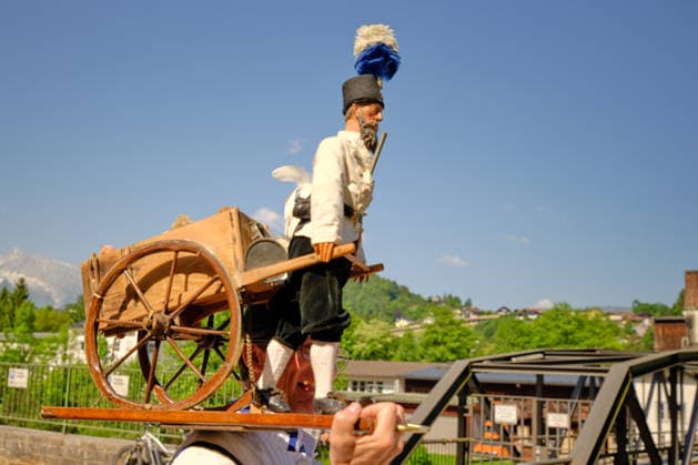 Berchtesgaden, Germany 25 05 2026 In the picture The longest-serving miner shoulders the miners guild symbol, the Bergmandl Salzbergwerk Bayern Copyright: xFotostandx xWassmuthx