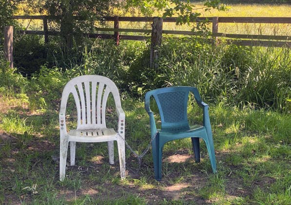 25 05 2026, Germany, NRW, leisure, recreation, chained plastic chairs on a meadow, chairs, plastic chair, chair with armrests, Germany Copyright: xD.xKerlekin SnowfieldxPhotographyx SF250526StuehleD