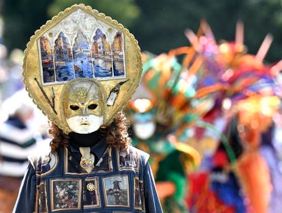 The Costumed Figures of Venice 2026 in the Annevoie Gardens ANNEVOIE, BELGIUM - MAY 25 : The Costumed Figures of Venice 2026. Grand parade of costumed figures : the largest Venetian carnival outside Venice, featuring over 110 costumes in the Annevoie Gardens on May 25, 2026 in Annevoie, Belgium, 25 05 2026 Annevoie Belgium  Copyright: xDidierxLebrunx