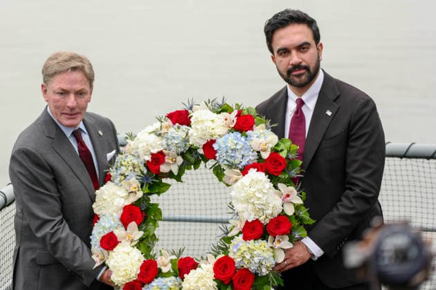 News Bilder des Tages Intrepid Museum Memorial Day Ceremony New York, NY- May 25: Mayor Zohran Kwame Mamdani Attends the Intrepid Museum Memorial Day Ceremony and participates in Ceremonial Wreath Throwing into Hudson River with Ken Fisher, Admiral Karl Thomas, City Council Member Julie Mennin, Frank Morano, Captain Johnathan Andrechik, and Congressman Dan Goldman on May 25 2026 Credit: Camara Porter AdMedia EDITORIAL USE ONLY  Copyright: xx AdMediax admphotostwo991797