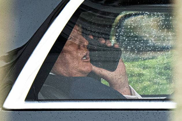 May 25, 2026, Washington, District Of Columbia, USA: United States President Donald J Trump speaks on the phone as he returns to the White House in Washington DC on Monday, May 25, 2025 Washington USA - ZUMAs152 20260525_faa_s152_035 Copyright: xAaronxSchwartzx