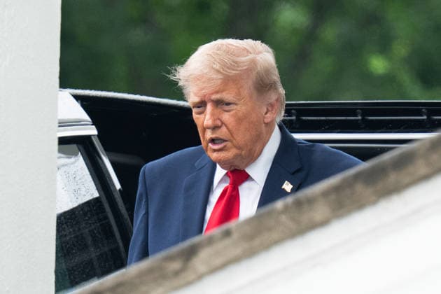 May 25, 2026, Washington, District Of Columbia, USA: United States President Donald J Trump inspects the columns of the North Portico of the White House in Washington DC on Monday, May 25, 2025 Washington USA - ZUMAs152 20260525_faa_s152_037 Copyright: xAaronxSchwartzx