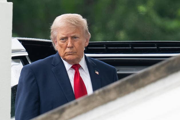 May 25, 2026, Washington, District Of Columbia, USA: United States President Donald J Trump inspects the columns of the North Portico of the White House in Washington DC on Monday, May 25, 2025 Washington USA  - ZUMAs152 20260525_faa_s152_034 Copyright: xAaronxSchwartzx