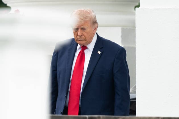 May 25, 2026, Washington, District Of Columbia, USA: United States President Donald J Trump inspects the columns of the North Portico of the White House in Washington DC on Monday, May 25, 2025 Washington USA  - ZUMAs152 20260525_faa_s152_032 Copyright: xAaronxSchwartzx