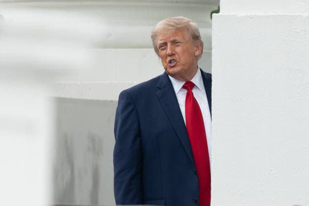May 25, 2026, Washington, District Of Columbia, USA: United States President Donald J Trump inspects the columns of the North Portico of the White House in Washington DC on Monday, May 25, 2025 Washington USA  - ZUMAs152 20260525_faa_s152_028 Copyright: xAaronxSchwartzx