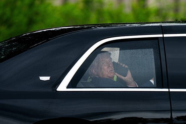 May 25, 2026, Washington, District Of Columbia, USA: United States President Donald J Trump speaks on the phone as he arrives at the White House in Washington DC on Monday, May 25, 2025 Washington USA  - ZUMAs152 20260525_faa_s152_025 Copyright: xAaronxSchwartzx