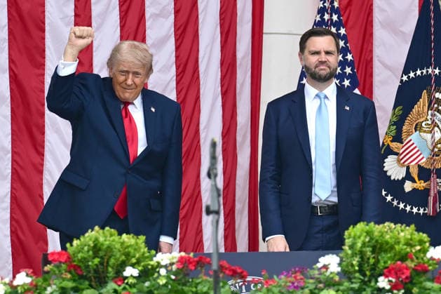 May 25, 2026, Arlington, Virginia, USA: United States President Donald J Trump gestures to the crowd as US Vice President JD Vance looks on prior to delivering remarks in the Amphitheater after laying a wreath at the Tomb of the Unknowns at Arlington National Cemetery in Arlington, Virginia on Memorial Day, Monday, May 25, 2026 Arlington USA - ZUMAs152 20260525_faa_s152_043 Copyright: xKylexMazzax-xPoolxviaxCNPx