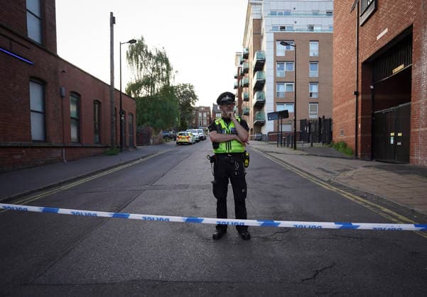 May 25, 2026, Sheffield, South Yorkshire, UK: Sheffield, UK. Police guard a cordon at the scene in Sheffield, South Yorkshire, where a woman in her 30 s has died in a shooting outside bar in the early hours of Monday morning. Police have arrested three people in connection with the killing. Sheffield UK  - ZUMAl94_ 20260525_zaf_l94_072 Copyright: xIoannisxAlexopoulosx