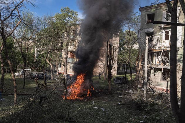 Russian attack on Ukraine s Kramatorsk KRAMATORSK, UKRAINE - MAY 25: A view of damaged building and burning cars following a Russian attack using KAB bombs in the centre of Kramatorsk, Ukraine, on May 25, 2026. Diego Herrera Carcedo Anadolu Kramatorsk Ukraine. Editorial use only. Please get in touch for any other usage.  Copyright: x2026xAnadoluxDiegoxHerreraxCarcedox