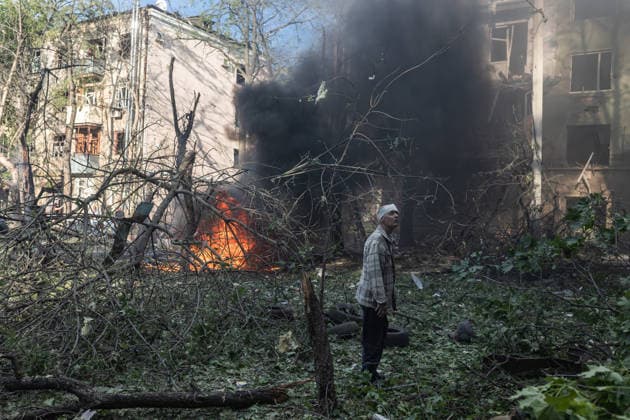 Russian attack on Ukraine s Kramatorsk KRAMATORSK, UKRAINE - MAY 25: A man stands in front of a damaged building and burning cars following a Russian attack using KAB bombs in the center of Kramatorsk, Ukraine, on May 25, 2026. Diego Herrera Carcedo Anadolu Kramatorsk Ukraine. Editorial use only. Please get in touch for any other usage.  Copyright: x2026xAnadoluxDiegoxHerreraxCarcedox