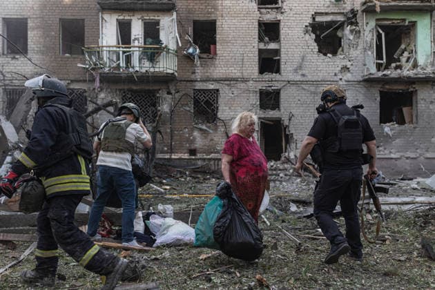 Russian attack on Ukraine s Kramatorsk KRAMATORSK, UKRAINE - MAY 25: A woman takes her belongings from in front of her damaged home following a Russian attack with KAB bombs in the centre of Kramatorsk, Ukraine, on May 25, 2026. Diego Herrera Carcedo Anadolu Kramatorsk Ukraine. Editorial use only. Please get in touch for any other usage.  Copyright: x2026xAnadoluxDiegoxHerreraxCarcedox