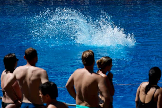 In Colognes Stadionbad, swimmers enjoy the outdoor pool season in summer temperatures The Rhineland is groaning under the hot weather at Whitsun The German Weather Service is already warning of heat storms Cologne, 25 05 2026 NRW Germany Copyright: xChristophxHardtx