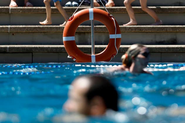 In Colognes Stadionbad, swimmers enjoy the outdoor pool season in summer temperatures The Rhineland is groaning under the hot weather at Whitsun The German Weather Service is already warning of heat storms Cologne, 25 05 2026 NRW Germany Copyright: xChristophxHardtx