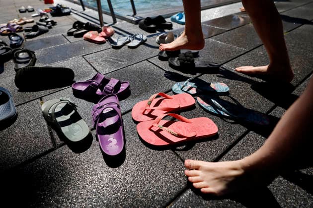 In Colognes Stadionbad, swimmers enjoy the outdoor pool season in summer temperatures The Rhineland is groaning under the hot weather at Whitsun The German Weather Service is already warning of heat storms Cologne, 25 05 2026 NRW Germany Copyright: xChristophxHardtx