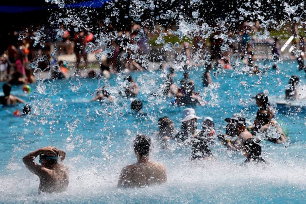In Colognes Stadionbad, swimmers enjoy the outdoor pool season in summer temperatures The Rhineland is groaning under the hot weather at Whitsun The German Weather Service is already warning of heat storms Cologne, 25 05 2026 NRW Germany Copyright: xChristophxHardtx