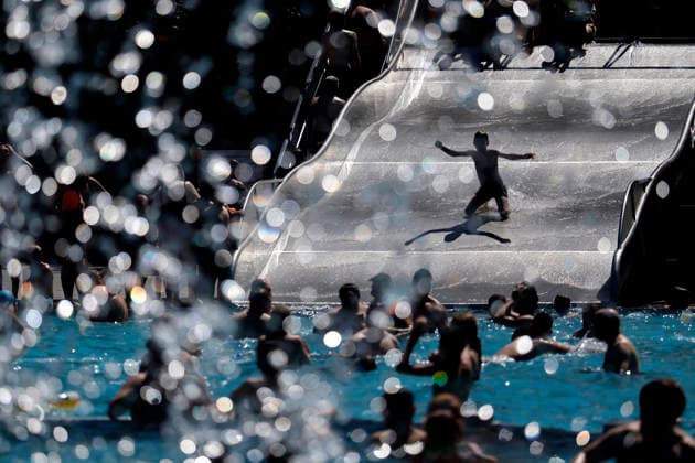 In Colognes Stadionbad, swimmers enjoy the outdoor pool season in summer temperatures The Rhineland is groaning under the hot weather at Whitsun The German Weather Service is already warning of heat storms Cologne, 25 05 2026 NRW Germany Copyright: xChristophxHardtx