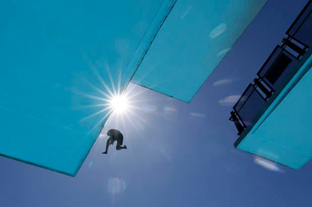 In Colognes Stadionbad, swimmers enjoy the outdoor pool season in summer temperatures The Rhineland is groaning under the hot weather at Whitsun The German Weather Service is already warning of heat storms Cologne, 25 05 2026 NRW Germany Copyright: xChristophxHardtx