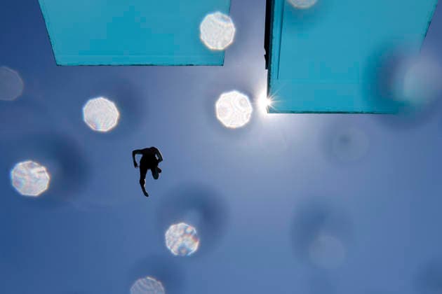 In Colognes Stadionbad, swimmers enjoy the outdoor pool season in summer temperatures The Rhineland is groaning under the hot weather at Whitsun The German Weather Service is already warning of heat storms Cologne, 25 05 2026 NRW Germany Copyright: xChristophxHardtx