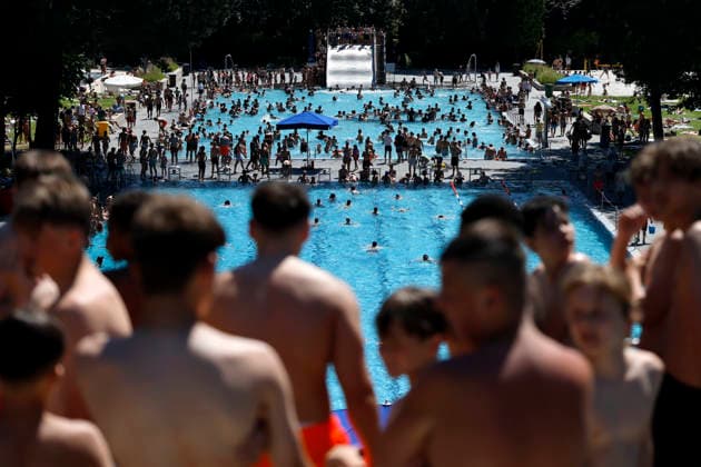 In Colognes Stadionbad, swimmers enjoy the outdoor pool season in summer temperatures The Rhineland is groaning under the hot weather at Whitsun The German Weather Service is already warning of heat storms Cologne, 25 05 2026 NRW Germany Copyright: xChristophxHardtx