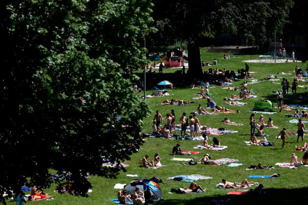 In Colognes Stadionbad, swimmers enjoy the outdoor pool season in summer temperatures The Rhineland is groaning under the hot weather at Whitsun The German Weather Service is already warning of heat storms Cologne, 25 05 2026 NRW Germany Copyright: xChristophxHardtx