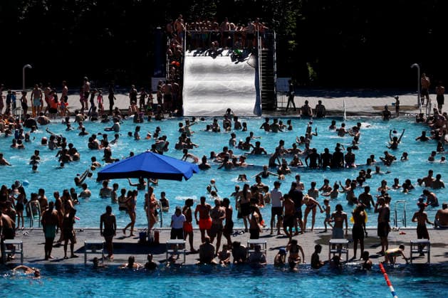 In Colognes Stadionbad, swimmers enjoy the outdoor pool season in summer temperatures The Rhineland is groaning under the hot weather at Whitsun The German Weather Service is already warning of heat storms Cologne, 25 05 2026 NRW Germany Copyright: xChristophxHardtx