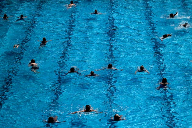 In Colognes Stadionbad, swimmers enjoy the outdoor pool season in summer temperatures The Rhineland is groaning under the hot weather at Whitsun The German Weather Service is already warning of heat storms Cologne, 25 05 2026 NRW Germany Copyright: xChristophxHardtx