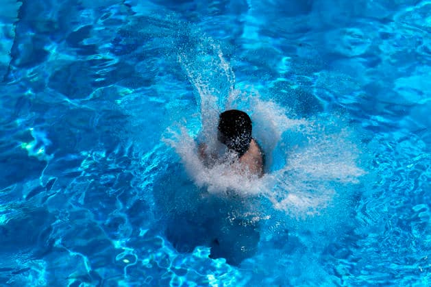 In Colognes Stadionbad, swimmers enjoy the outdoor pool season in summer temperatures The Rhineland is groaning under the hot weather at Whitsun The German Weather Service is already warning of heat storms Cologne, 25 05 2026 NRW Germany Copyright: xChristophxHardtx