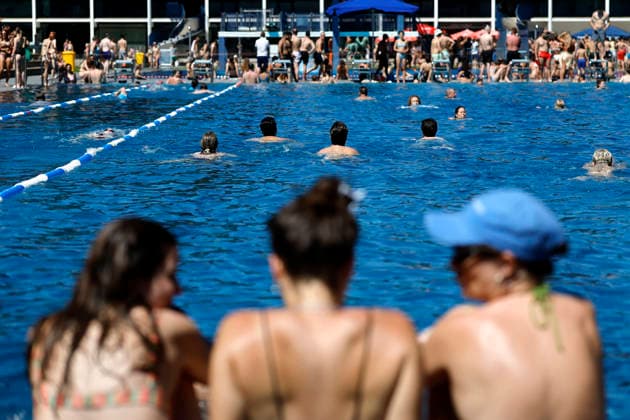In Colognes Stadionbad, swimmers enjoy the outdoor pool season in summer temperatures The Rhineland is groaning under the hot weather at Whitsun The German Weather Service is already warning of heat storms Cologne, 25 05 2026 NRW Germany Copyright: xChristophxHardtx