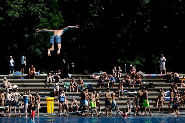 In Colognes Stadionbad, swimmers enjoy the outdoor pool season in summer temperatures The Rhineland is groaning under the hot weather at Whitsun The German Weather Service is already warning of heat storms Cologne, 25 05 2026 NRW Germany Copyright: xChristophxHardtx