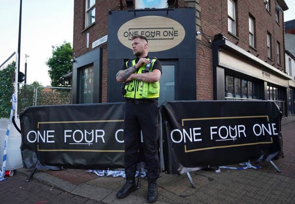 May 25, 2026, Sheffield, South Yorkshire, UK: Sheffield, UK. A police officer stands outside One Four One on West Street in Sheffield, South Yorkshire, where a woman in her 30 s has died in a shooting outside bar in the early hours of Monday morning. Police have arrested three people in connection with the killing. Sheffield UK  - ZUMAl94_ 20260525_zaf_l94_074 Copyright: xIoannisxAlexopoulosx