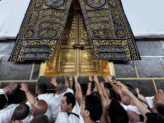 News Bilder des Tages Muslim pilgrim candidates continue their acts of worship in Mecca MECCA, SAUDI ARABIA - MAY 25: Muslim pilgrims pray while touching the walls of the Kaaba after reaching the Haram al-Sharif (Masjid al-Haram) and perform tawaf and sa’i in ihram around the Kaaba as they make supplications in Mecca, Saudi Arabia, on May 25, 2026. Ali Atmaca Anadolu Mecca Saudi Arabia. Editorial use only. Please get in touch for any other usage.  Copyright: x2026xAnadoluxAlixAtmacax