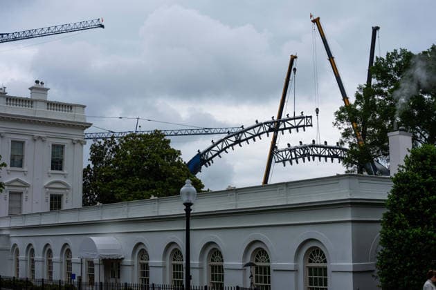 May 25, 2026, Washington, District Of Columbia, USA: Crews construct the UFC fighting arena on the South Lawn of the White House in Washington DC, on Monday, May 25, 2026 Washington USA - ZUMAs152 20260525_faa_s152_062 Copyright: xAaronxSchwartzx