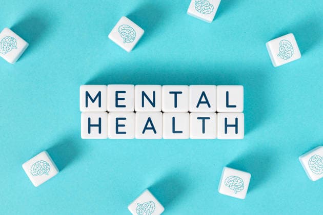 Das Wort ?Psychische Gesundheit? auf Blöcken, umgeben von Gehirn-Symbolen auf blauem Hintergrund Mental health word on cube blocks surrounded by brain icons on blue background (License=RF) Copyright: xZoonar.com AndresxVictorerox 25089968
